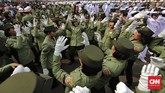 Sejumlah prajurit TNI AL menyanyikan lagu penyemangat ketika melakukan persiapan kirab duplikat Bendera Pusaka Merah Putih dan teks Proklamasi Upacara Peringatan Detik-Detik Proklamasi di kawasan Monas, Jakarta. (CNN Indonesia/ Adhi Wicaksono)