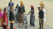 Kala Sultan Berau dan Istri Menhan dapat Sepeda dari Jokowi