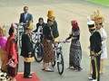 Kala Sultan Berau dan Istri Menhan dapat Sepeda dari Jokowi