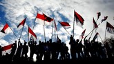 Sejumlah warga membawa bendera merah putih saat mengikuti upacara bendera memperingati HUT ke-74 Kemerdekaan RI di Bukit Tokka, Desa Bontomarannu, Kabupaten Maros, Sulawesi Selatan, Sabtu (17/8). (ANTARA FOTO/Abriawan Abhe/foc).