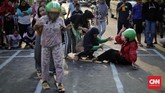 Warga mengikuti lomba permainan tradisional di Manggarai, Jakarta (17/8). Lomba tersebut dalam rangka merayakan HUT ke-74 Kemerdekaan RI. (CNN Indonesia/Adhi Wicaksono)