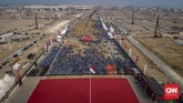Panggung tersebut berwarna merah putih berukuran 6x3 meter dengan tinggi sekitar 80 cm. Barisan pegawai negeri sipil (PNS) di Pulau D Reklamasi Teluk Jakarta saat mengikuti upacara HUT ke-74 RI. (CNN Indonesia/Bisma Septalisma)