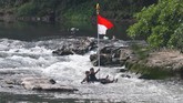 Peserta mengikuti Upacara Bendera HUT Ke-74 kemerdekaan RI di Sungai Amprong, Kotalama, Malang, Jawa Timur, Sabtu (17/8). Upacara bendera tersebut sengaja diadakan di sungai untuk menggugah masyarakat agar turut serta dalam menjaga kebersihan dan kelestarian sungai. (ANTARA FOTO/Ari Bowo Sucipto/foc)