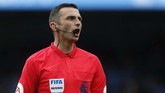 Wasit Michael Oliver menanti VAR sebelum membuat keputusan untuk mengesahkan atau menganulir gol Jesus. (AP Photo/Rui Vieira)