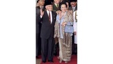 Istri Presiden BJ Habibie, Ainun Besari, menampilkan sosok perempuan berkebaya yang sederhana dan elegan. Kebaya ini mencerminkan perempuan yang karier dan intelektual. (Photo by Oka Budhi/AFP)