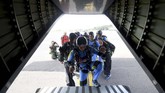 Para siswa pun akan berlatih teknik masuk dan keluar pesawat, melayang dan mengemudi, melipat parasut, teknik mendarat, hingga penguasaan tumpuan udara ketika melompat dari pesawat Cassa NC212. (ANTARA FOTO/M Risyal Hidayat)
