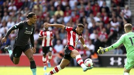 Klopp Berguyon Tanggapi Blunder Adrian di Liverpool