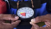 Para prajurit diwajibkan melaksanakan tugas operasi khusus infiltrasi melalui udara, baik secara perseorangan maupun tim dari ketinggian 8000 kaki di atas wilayah Juanda, Sidoarjo, Jatim sebagai Kawah Candradimuka TNI AL. (ANTARA FOTO/M Risyal Hidayat)