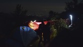 Pendaki beraktivitas di tendanya di kawasan Pos 3 jalur pendakian Cemoro Sewu menuju puncak Gunung Lawu, Jawa Timur, Sabtu (17/8) dini hari. (ANTARA FOTO/Siswowidodo)