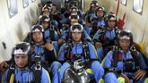 Penerjun wajib menaati ketentuan yang diberikan dan larangan yang harus dihindari agar latihan penerjunan berjalan lancar, tertib dan dapat mencapai hasil yang maksimal dan aman (zero accident). (ANTARA FOTO/M Risyal Hidayat)