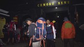 Sejumlah pendaki Gunung Lawu melakukan persiapan pendakian di gerbang jalur pendakian Cemorosewu di Magetan, Jawa Timur, Jumat (16/8). (ANTARA FOTO/Siswowidodo)
