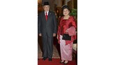 Ibu Ani Yudhoyono memperlihatkan kesan perempuan yang aktif dan dinamis. Terlihat dari siluet kebaya yang feminim, energik, dan tegas. (REUTERS/Ben Stansall/pool)