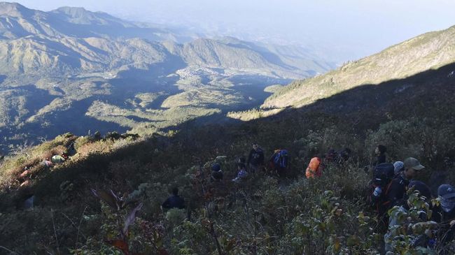 Malam Satu Suro, Jumlah Pendaki ke Puncak Lawu Meningkat