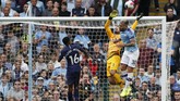 Kiper Tottenham Hugo Lloris saat melakukan penyelamatan krusial dari percobaan Nicolas Otamendi. (AP Photo/Rui Vieira)