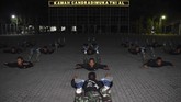 Siswa Pendidikan Intai Amfibi (Diktaifib) Marinir melakukan 'ground training' saat Latihan dan Praktik Keparaan di Lanudal Juanda Surabaya, Sidoarjo, Jawa Timur. (ANTARA FOTO/M Risyal Hidayat)