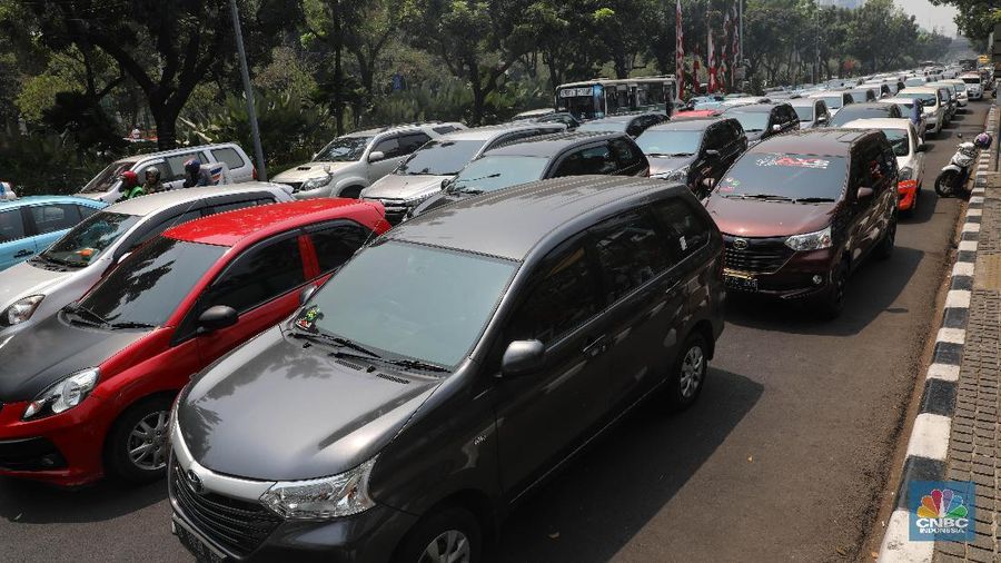 Karena perluasan wilayah ganjil-genap, para pengemudi taksi online berdemo di Balai Kota Jakarta.