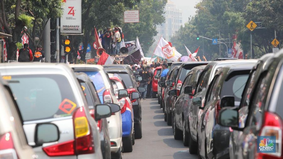 Ganjil genap berdampak pada taksi online, soal stiker diserahkan ke polisi.