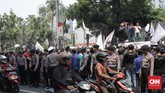 Puluhan sopir taksi online melakukan aksi unjuk rasa terkait kebijakan perluasan ganjil genap di depan Balai Kota Jakarta. (CNN Indonesia/Andry Novelino)