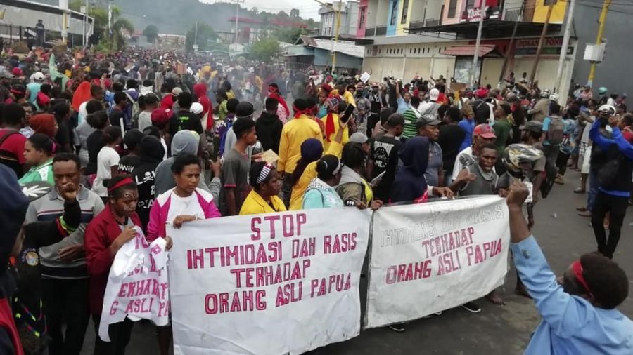 Kominfo menyatakan telah melakukan throttling atau pelambatan akses/bandwidth di beberapa wilayah Papua di mana terjadi aksi massa pada Senin (19/8/2019).
