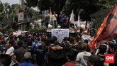 Secara gamblang orator aksi mengatakan tidak menolak ganjil genap. Namun pemerintah memprioritaskan sopir taksi online untuk bebas dari kebijakan tersebut. (CNN Indonesia/Andry Novelino)