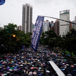 Twitter & Facebook Tangguhkan Akun Terkait Demo Hong Kong