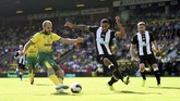 Norwich City meraih kemenangan 3-1 atas Newcastle United yang ditandai dengan hattrick Teemu Pukki dalam laga yang berlangsung di Carrow Road, Sabtu (17/8). (Joe Giddens/PA via AP)