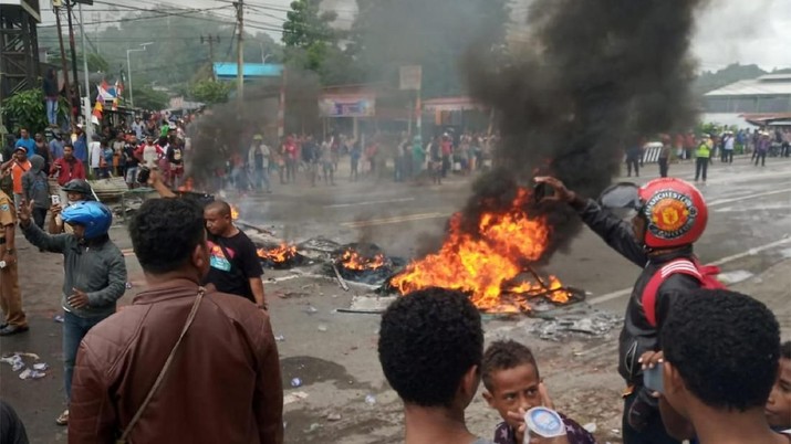 Blokir Akses Internet Papua, Jokowi & Rudiantara Digugat eputusan pemerintah memblokir data internet layanan operator seluler di Papua dan Papua Barat sejak Rabu (23/8/2019) mendapatkan kritik tegas.