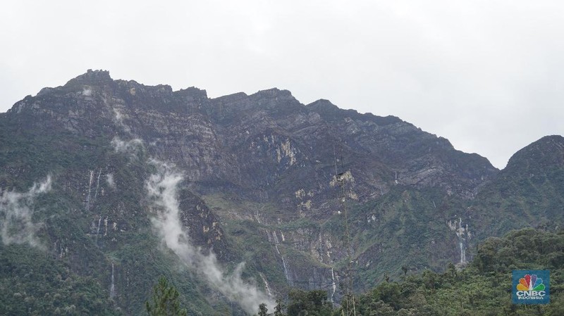 Keindahan gunung-gunung batu itu kian sempurna, dengan kehadiran banyaknya air terjun.