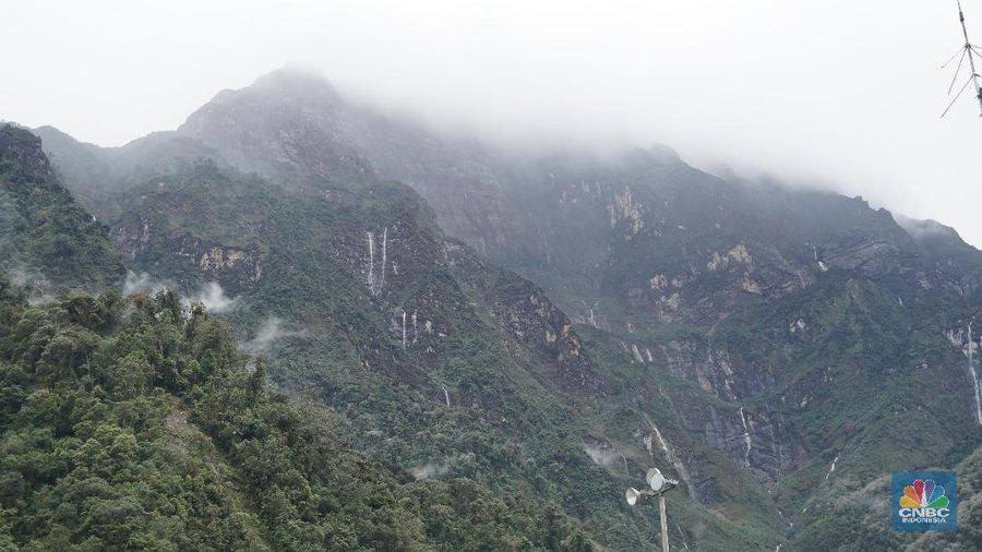 Keindahan gunung-gunung batu itu kian sempurna, dengan kehadiran banyaknya air terjun.