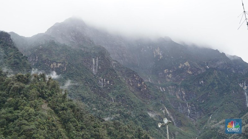 Keindahan gunung-gunung batu itu kian sempurna, dengan kehadiran banyaknya air terjun.