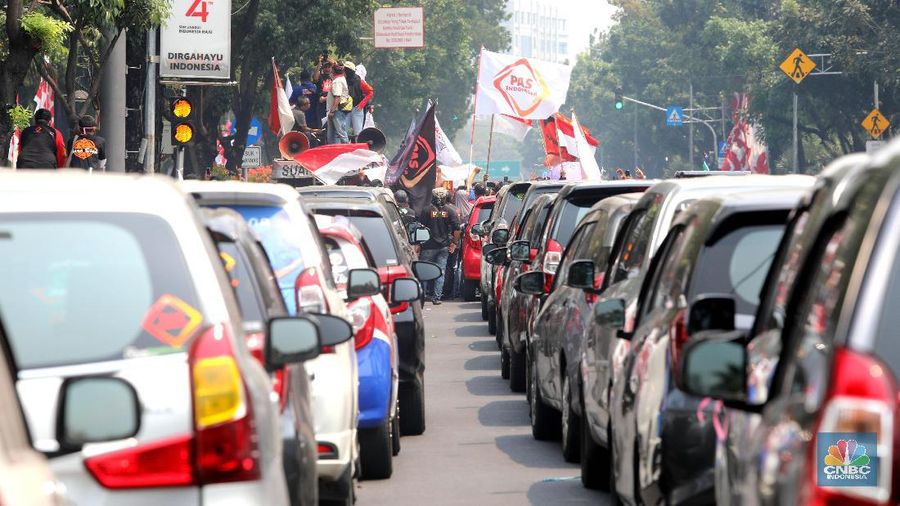 Karena perluasan wilayah ganjil-genap, para pengemudi taksi online berdemo di Balai Kota Jakarta.