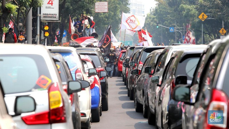 Karena perluasan wilayah ganjil-genap, para pengemudi taksi online berdemo di Balai Kota Jakarta.