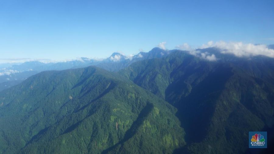 Keindahan gunung-gunung batu itu kian sempurna, dengan kehadiran banyaknya air terjun.