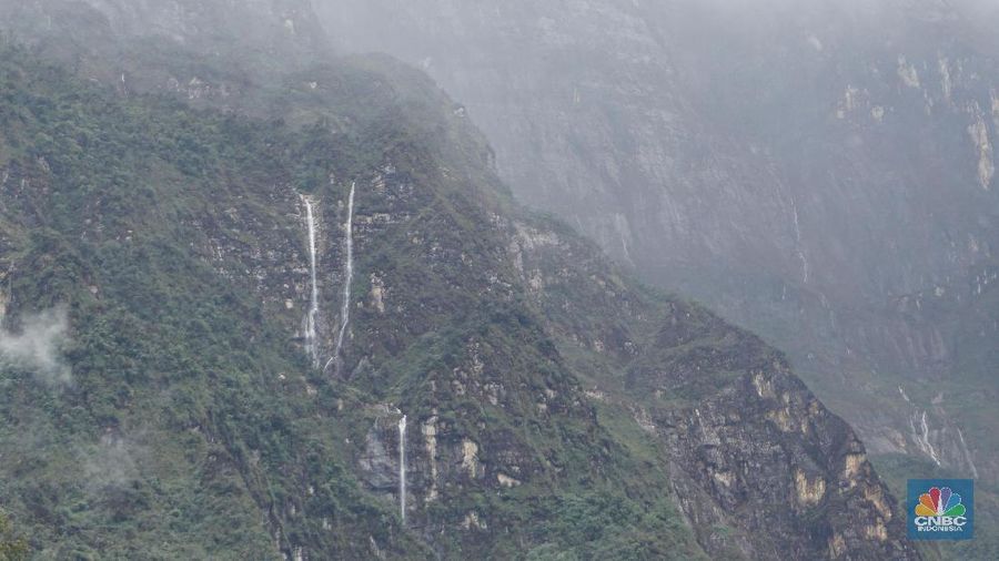 Keindahan gunung-gunung batu itu kian sempurna, dengan kehadiran banyaknya air terjun.