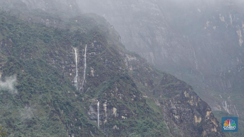 Keindahan gunung-gunung batu itu kian sempurna, dengan kehadiran banyaknya air terjun.