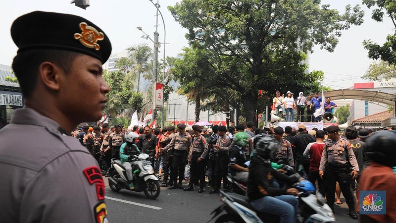 Karena perluasan wilayah ganjil-genap, para pengemudi taksi online berdemo di Balai Kota Jakarta.
