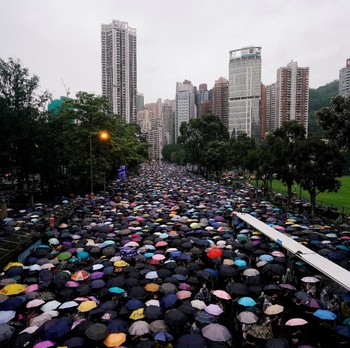 Ratusan Ribu Warga Hong Kong Terobos Hujan dalam Aksi Damai