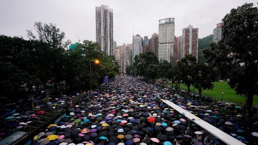 Aksi protes besar-besaran telah mengganggu kehidupan sebagian besar masyarakat di Hong Kong selama 10 minggu terakhir