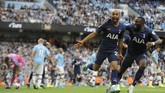 Lucas Moura mencetak gol penting yang membuat Tottenham Hotspur berhasil menahan Manchester City 2-2 pada pekan kedua Liga Inggris di Stadion Etihad, Sabtu (17/8). (AP Photo/Rui Vieira)
