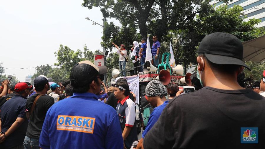 Karena perluasan wilayah ganjil-genap, para pengemudi taksi online berdemo di Balai Kota Jakarta.