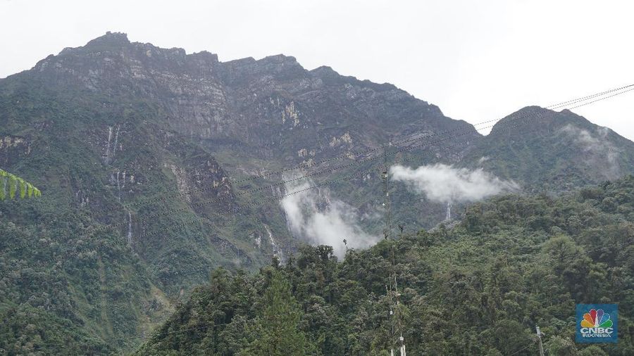Keindahan gunung-gunung batu itu kian sempurna, dengan kehadiran banyaknya air terjun.