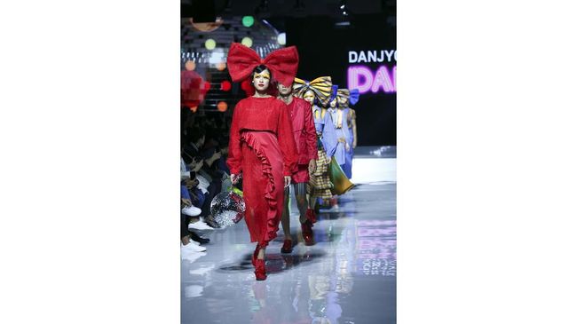 Danjyo Hiyoji dan Warna Disko yang 'Menyalak'