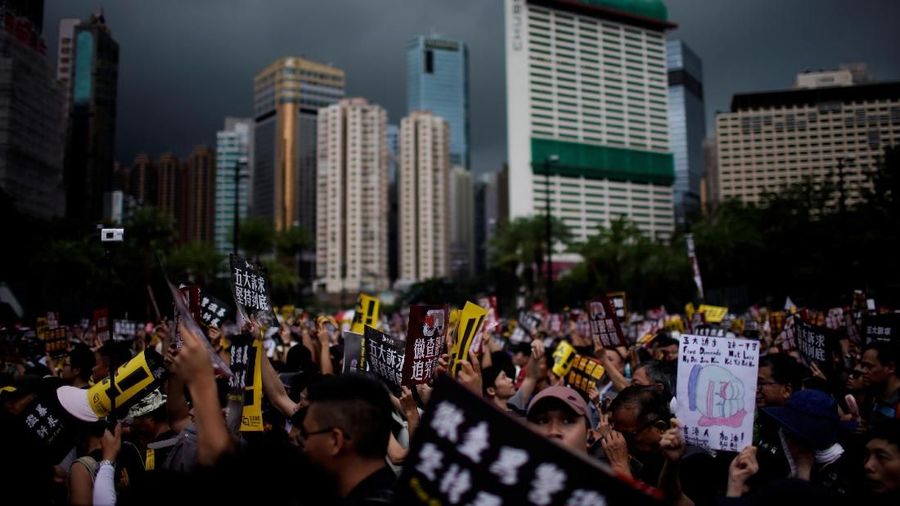 Demonstrasi pro demokrasi yang terus menerus terjadi di Hong Kong membuat orang-orang kaya kota tersebut gerah dan ingin pindah.