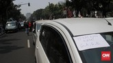 Pantauan CNNIndonesia.com di lapangan, puluhan sopir taksi online berkumpul di depan Balai Kota. Tidak hanya itu, para sopir itu memarkirkan mobilnya hingga mengular di depan Balai Kota. (CNN Indonesia/Andry Novelino)