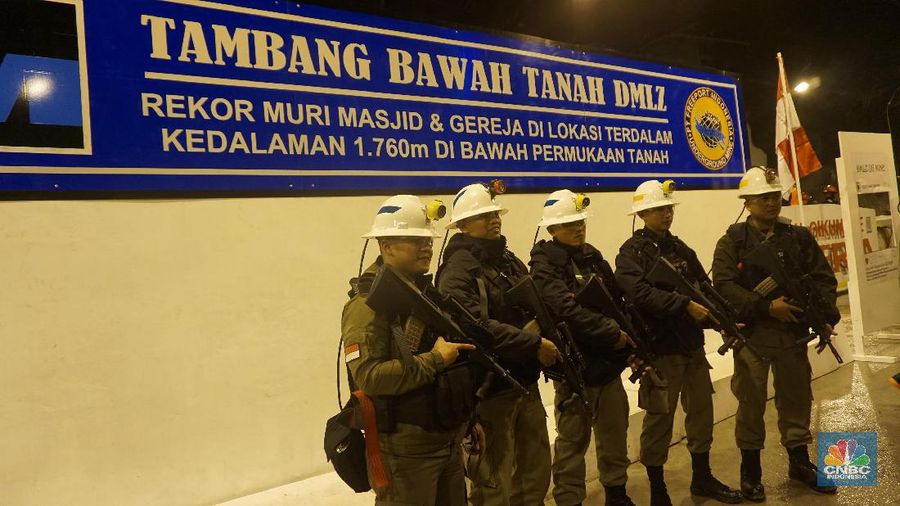 Para pekerja Freeport tambang bawah tanah dapat fasilitas rumah ibadah masjid dan gereja di kedalaman 1.700 meter.