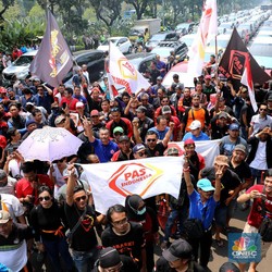Ratusan Driver Taksi Online Protes Perluasan Ganjil-Genap