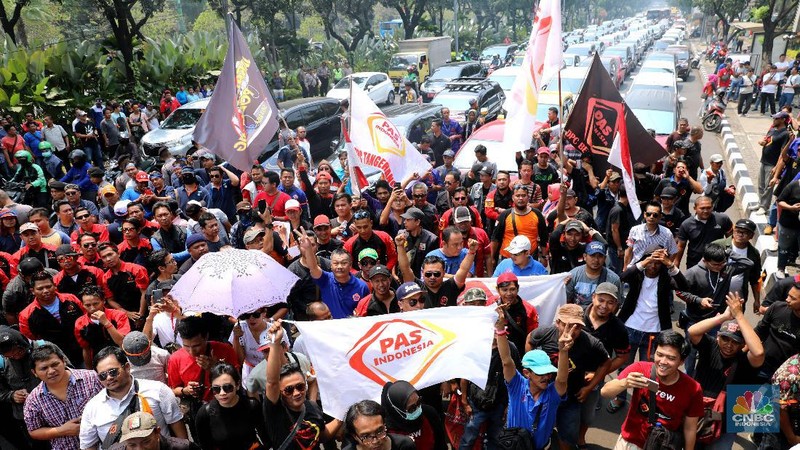 Karena perluasan wilayah ganjil-genap, para pengemudi taksi online berdemo di Balai Kota Jakarta.