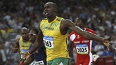 Usain Bolt meraih medali emas di nomor 100 meter di Olimpiade 2008 di Beijing dengan catatan waktu 9,69 detik, 16 Agustus 2008. Catatan Bolt itu memecahkan rekor dunia miliknya sendiri (9,72 detik) dan rekor Olimpiade milik Donovan Bailey (9,84 detik). (Photo by ADRIAN DENNIS / AFP)