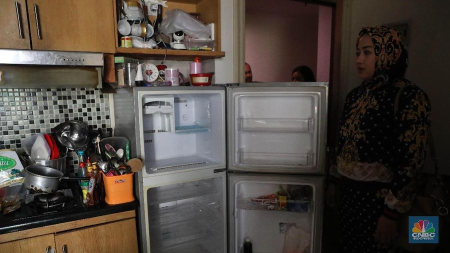 Warga penghuni Apartemen Mediterania Palace Residences beraktivitas di rumahnya, Jakarta, (20/8). Warga yg tidak mau disebutkan namanya mengaku selama 29 hari tinggal tanpa listrik. Pemadaman listrik terjadi di Apartemen Mediterania Palace Residences, Kemayoran, Jakarta Pusat.
Pemadaman terjadi lantaran adanya dualisme kepengurusan apartemen tersebut antara Perhimpunan Pemilik dan Penghuni Satuan Rumah Susun (P3SRS) dan Perhimpunan Penghuni Rumah Susun (P2SRS) yang diurus dari pengembang Agung Podomoro. Semua berawal ketika kepengurusan lama yakni P2SRS beralih ke P3SRS. Kepengurusan baru pun sudah disahkan oleh Gubernur DKI Jakarta melalui Surat berlaku dengan terbitnya Surat Keputusan Disperum DKI Jakarta No. 272 Tahun 2019.  Kepengurusan lama (P2SRS) tidak mau mengakui kepengurusan yang baru tersebut. Alhasil, P2SRS selaku kepengurusan lama melakukan penekanan kepada warga  agar warga membayar tagihan listrik kepada pihak kepengurusan lama, namun mayoritas warga tidak mengindahkan permintaan tersebut. Akibatnya, listrik di apartemen dipadamkan oleh pihak kepengurusan. Pemadaman itu sudah berlangsung selama 29 hari hingga hari ini.Kareana pihak kepengurusan lama masih memiliki kendali atas suplai listrik di apartemen. (CNBC Indonesia/Muhammad Sabki)