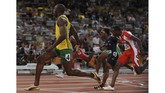 Ada cerita menarik di balik kemenangan Bol di nomor 100 meter Olimpiade 2008. Bolt meraih medali emas Olimpiade dengan tali sepatu yang tidak terikat. Tali sepatu itu terlepas saat perlombaan berlangsung. (Photo by GABRIEL BOUYS / AFP)